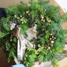 50 piezas de bayas miniatura con brillo, frutas falsas de plástico con perlas pequeñas, estambres de flores para decorar cajas de regalo, coronas navideñas y talla grande