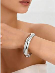 2pcs Fashionable Exaggerated Metal Pattern Bangle Bracelets, Suitable As Gifts For Friends
