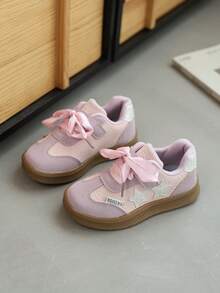 1 par de zapatillas clásicas retro con diseño de cordones y cierre de gancho y bucle, adecuadas para todas las estaciones, para niñas