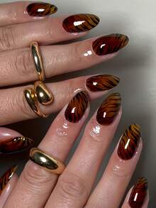 Mejora tu apariencia instantáneamente con 24 uñas postizas de almendra con rayas negras elegantes y un degradado marrón de color ámbar de moda. Juego completo de uñas postizas para mujeres y niñas que incluye 1 pieza de gel de gelatina y 1 lima. Envío aleatorio.