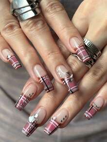 Expresa tu amor con 24 piezas de uñas postizas cuadradas largas en caja de regalo con estampado a cuadros rosa retro y morado, con remaches grises y estilo punk de estrella de cinco puntas en 3D. Es un buen regalo para chicas y mujeres en la vida diaria y fiestas. Incluye 1 pieza de pegamento de gelatina y 1 lima