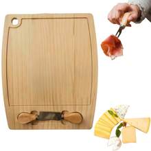 Tabla de bambú rectangular de 33x30 cm con cuchillos incluidos – ideal para quesos, carnes frías, frutas y botanas. Elaborada con bambú natural de alta resistencia, esta tabla combina elegancia, funcionalidad y durabilidad, convirtiéndose en un accesorio imprescindible para cualquier cocina o evento. Su diseño ergonómico cuenta con ranuras que evitan el derrame de líquidos y un espacio especial para almacenar los utensilios. Incluye dos herramientas de acero inoxidable con mangos de madera: un cuchillo plano para cortar quesos duros y un tenedor para servir embutidos o trozos de frutas. Perfecta para crear tablas de charcutería, servir aperitivos o presentar postres. Su acabado natural y superficie lisa la hacen ideal tanto para preparar alimentos como para decorar la mesa. Práctica, versátil y ecológica, es un regalo excelente para quienes disfrutan de compartir momentos deliciosos en casa. - Camel - Ver 1