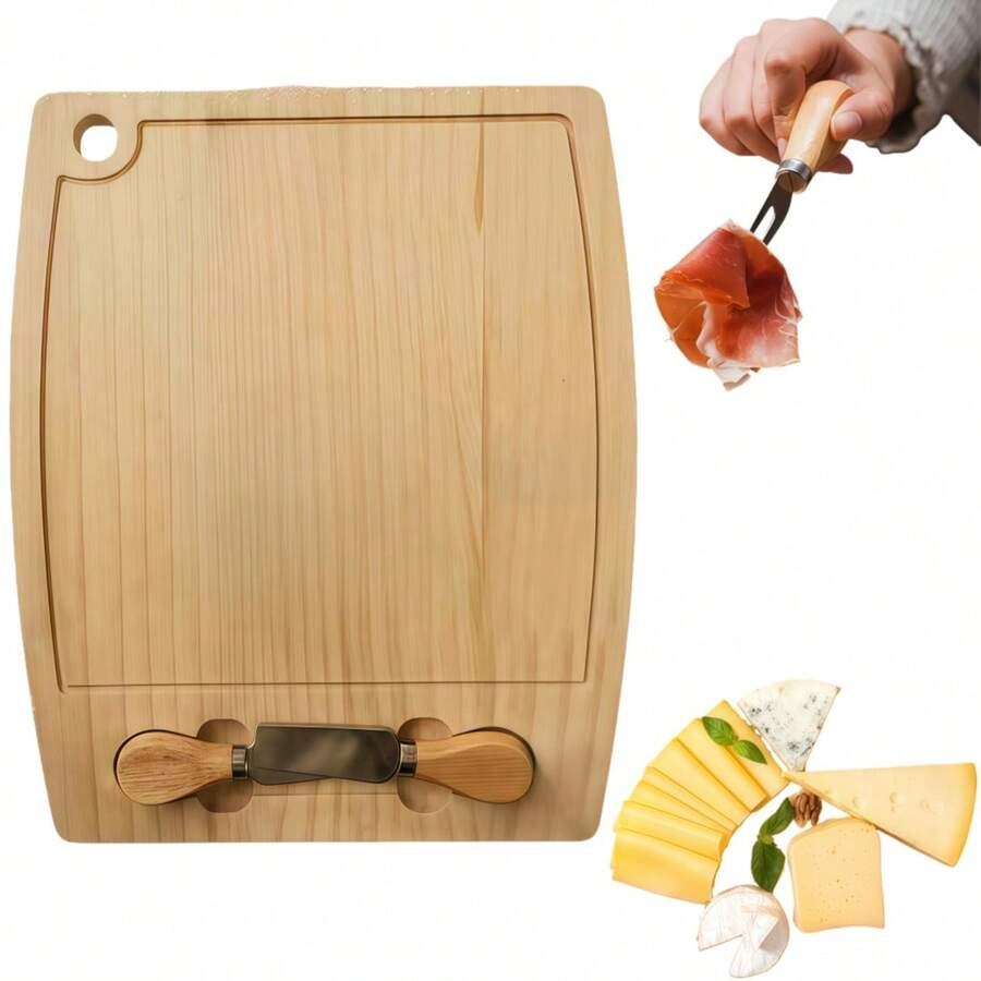 Tabla de bambú rectangular de 33x30 cm con cuchillos incluidos – ideal para quesos, carnes frías, frutas y botanas. Elaborada con bambú natural de alta resistencia, esta tabla combina elegancia, funcionalidad y durabilidad, convirtiéndose en un accesorio imprescindible para cualquier cocina o evento. Su diseño ergonómico cuenta con ranuras que evitan el derrame de líquidos y un espacio especial para almacenar los utensilios. Incluye dos herramientas de acero inoxidable con mangos de madera: un cuchillo plano para cortar quesos duros y un tenedor para servir embutidos o trozos de frutas. Perfecta para crear tablas de charcutería, servir aperitivos o presentar postres. Su acabado natural y superficie lisa la hacen ideal tanto para preparar alimentos como para decorar la mesa. Práctica, versátil y ecológica, es un regalo excelente para quienes disfrutan de compartir momentos deliciosos en casa. - Camel - Ver 1