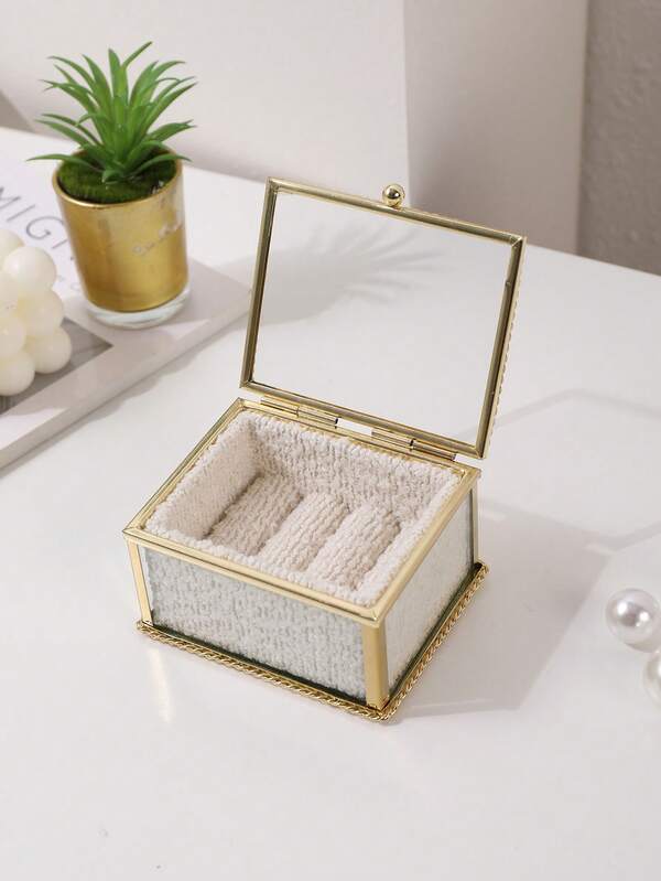 1 pièce Boîte à bijoux en verre de style européen élégant et de luxe, organisateur de bijoux transparent doré magnifique pour une décoration de bureau chic, cadeau parfait pour les anniversaires, les occasions spéciales et les fêtes. Idéal pour ranger les accessoires précieux, pièce de décoration madance, solution de rangement polyvalente pour les bijoux. Rehaussez votre espace avec une touche glamour, parfait pour les passionnés de mode et les amateurs de bijoux, accessoire indispensable pour organiser et exposer vos trésors, cadeau réfléchi pour vos proches, élevez l'esthétique de votre maison avec cette boîte à bijoux exquise