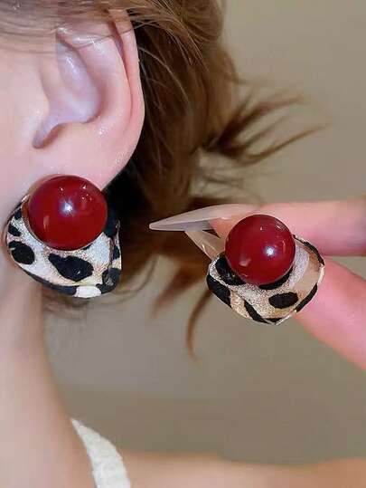 زوج من أقراط الأزياء الرجعية ذات طبعة نمر فريدة من نوعها، أقراط دبوس مزينة بخرز مصنع