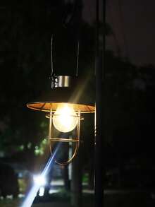 1 bucată de lampă cu filament LED retro cu energie solară, felinar în stil retro negru/auriu, încărcare cu energie solară - potrivită pentru grădină, curte, balcon și iluminat decorativ exterior, cadouri de sărbători, cum ar fi Crăciun, Ziua Îndrăgostiților, zile de naștere, cadouri de Ziua Mamei, felinare în stil rustic, structură metalică, materiale durabile, sursă de lumină portabilă, produs esențial pentru grădinarii de acasă.