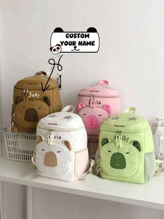 大容量のカートゥーン柄ナイロンバックパック、名前をカスタマイズできる、かわいいデザイン。カートゥーン、ファッショナブル、ミニマリスト、複数の色展開、名前やホリデーグリーティングでパーソナライズできる、オリジナルのバックパックを作成できます。