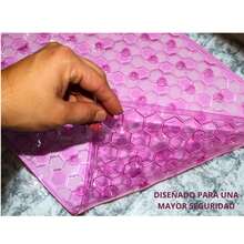 NF0040029 MULTICOLOR. MEDIDAS 67.5x37 cm. ALFOMBRA PARA BAÑOS O BAÑERA -Nuestra alfombra de bañera está hecha de alta calidad (material suave), con una superficie suave al tacto que te hace sentir extra cómodo cuando la pisas. El diseño en forma de burbuja le brinda una agradable experiencia de masaje y relaja el cuerpo. Además, las alfombras de baño de son resistentes a grietas y desgarros, lo que garantiza un uso cómodo durante mucho tiempo. - Multicolor - Ver 8