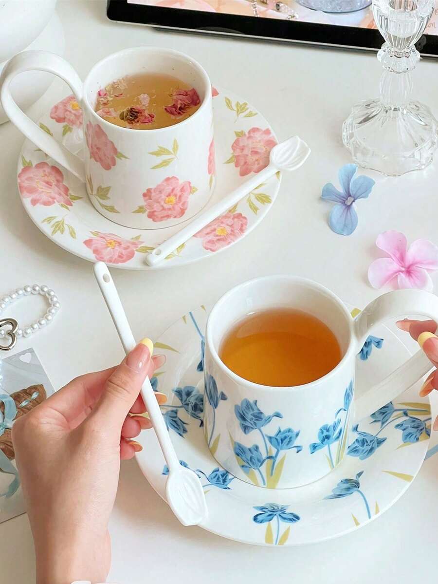 一套高级茶具,包括 1 个咖啡杯和 1 个碟子,专为下午茶设计,配有宽大的手柄和符合人体工程学的舒适握柄。 - 彩色 - 查看 1
