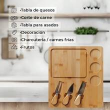 Tabla de bambú premium con set de cuchillos para quesos y carnes frías – ideal para reuniones, fiestas y cenas familiares. Fabricada en bambú natural de alta calidad, esta tabla rectangular de 33 x 29 cm y 1.5 cm de grosor combina funcionalidad y estilo en una sola pieza. Su diseño incluye tres compartimientos circulares para colocar dips, salsas o frutos, y una zona principal para cortar o servir alimentos. Además, incorpora un set de tres utensilios de acero inoxidable con mango de madera, compuesto por cuchillo plano, cuchillo punta redonda y tenedor, perfectos para diferentes tipos de quesos y embutidos. Ideal para preparar tablas de charcutería, picadas o postres. Su superficie lisa, duradera y decorativa la convierte en una opción perfecta para quienes disfrutan de compartir comidas con estilo. - Camel - Ver 7