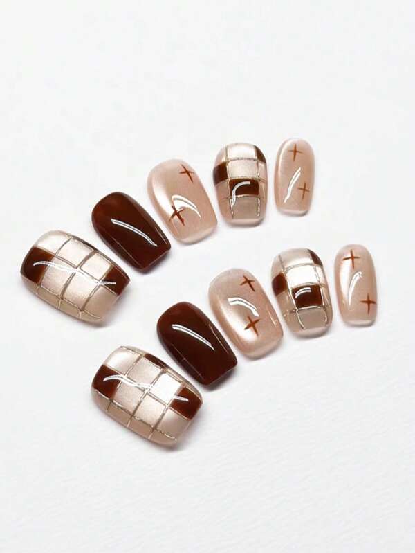 Lot de 10 autocollants pour ongles haut de gamme faits main à carreaux marron, style patchwork court et moderne, à la mode et ludique, adaptés aux fêtes, aux soirées dansantes et au quotidien, réutilisables, 4 tailles au choix, pour filles et femmes, représentations sur scène, festivals, fêtes, mariages, usage quotidien, cadeaux de choix.