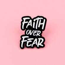 Glaube über Angst Zitat Soft Emaille Pin Anstecknadeln Abzeichen auf Rucksack Männer Frauen Brosche Kleidung Schmuck Mode Accessoires Geschenk