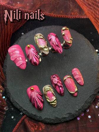 Set de 10 uñas postizas de estilo Y2K Baddie con diseño de líneas metálicas asimétricas y gotas de agua en color rosa rojo, con bolas de acero dorado, para ocasiones especiales y uso diario, gran regalo para mujeres y niñas, con 1 almohadilla de gel y 1 lima de uñas