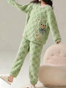 可爱刺绣小熊图案舒适羊毛法兰绒加厚保暖睡衣套装，女士涤纶睡衣上衣和裤子，适合新年穿着，长袖圆领家居服两件套，蓬松舒适的冬季服装
