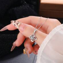 LOVESSOM قلادة علامة البرسيم ذات الأربع أوراق من الفضة 925 بقيراط واحد من الموسانيت، بتصميم بسيط وأنيق للاستخدام اليومي للرجال والنساء، مناسبة لحفلات الزفاف والمناسبات والاحتفالات والاستخدام اليومي، عيد الميلاد وعيد الشكر وعيد الحب وبداية العام الدراسي وموسم الزفاف والأعياد والذكرى السنوية، هدية مع علبة هدايا