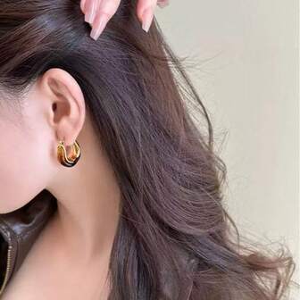 1对焦糖色U形琥珀耳环，复古优雅，个性百搭，不对称设计，适合日常、休闲、派对、假日、街头等场合佩戴。