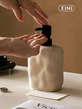 1个简约设计的陶瓷按压瓶，适用于存放浴室、厨房、梳妆台、门廊台面的乳液、沐浴露、洗发水。是送给新婚夫妇的理想乔迁礼物，也是送给妈妈和女孩的甜蜜礼物，浴室装饰，秋季装饰，返校季
