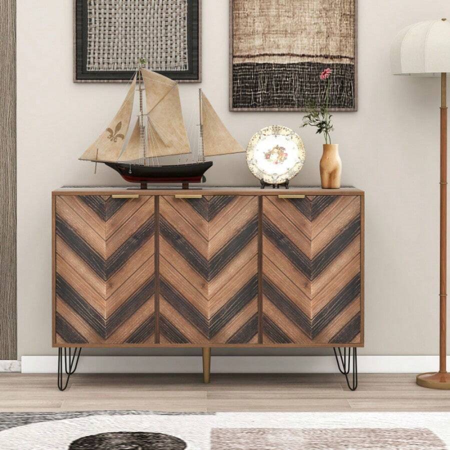 Credenza. Esclusiva credenza a tre ante con dettagli eleganti e ampio spazio contenitivo. Anta in legno massello impiallacciato con texture concava e convessa. Contiene laminati. Piccolo mobiletto con G dorata.