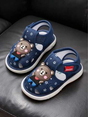 รองเท้าแตะเด็กแบบมีเสียงดังเอี๊ยดอ๊าด ลายหมีการ์ตูนน่ารัก แฟชั่น ใส่สบาย พื้นนิ่มระบายอากาศได้ดี กันลื่น เปิดนิ้วเท้า สำหรับฤดูใบไม้ผลิและฤดูใบไม้ร่วง 1 คู่ เหมาะสำหรับเด็กวัยหัดเดินอายุ 0-3 ปี ใส่ในร่มและกลางแจ้ง ดีไซน์เรียบง่าย รองเท้าผิวปากลำลองแฟชั่น รองเท้าแคมป์