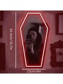 1件棺材形霓虹灯镜 - 尺寸：23*42.4厘米/9*16.7英寸 - USB供电 - 亮度可调 - 紫色、白色、红色LED壁挂镜 - 易于安装的墙面装饰 - 墙面艺术 - 多用途装饰 - 适用于派对、居家、卧室、酒吧、办公室等任何场合 - 让每个人都拥有独一无二的回忆！这是送给自己、家人和朋友的绝佳礼物。