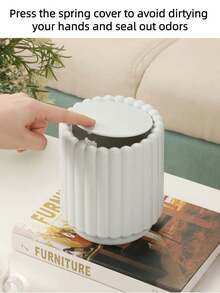 创意迷你向日葵桌面垃圾桶，带盖弹簧式垃圾桶，小型带盖垃圾桶，办公垃圾桶，车载垃圾桶，浴室带盖垃圾桶，迷你塑料垃圾桶。这款带盖垃圾桶无需用电，适合存放物品，多种颜色可选。