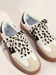 1 par de cordones de colores con forma de corazón, cordones planos de moda adecuados para zapatillas, zapatos de lona, sudaderas, cordones - Blanco y Negro - Ver 2