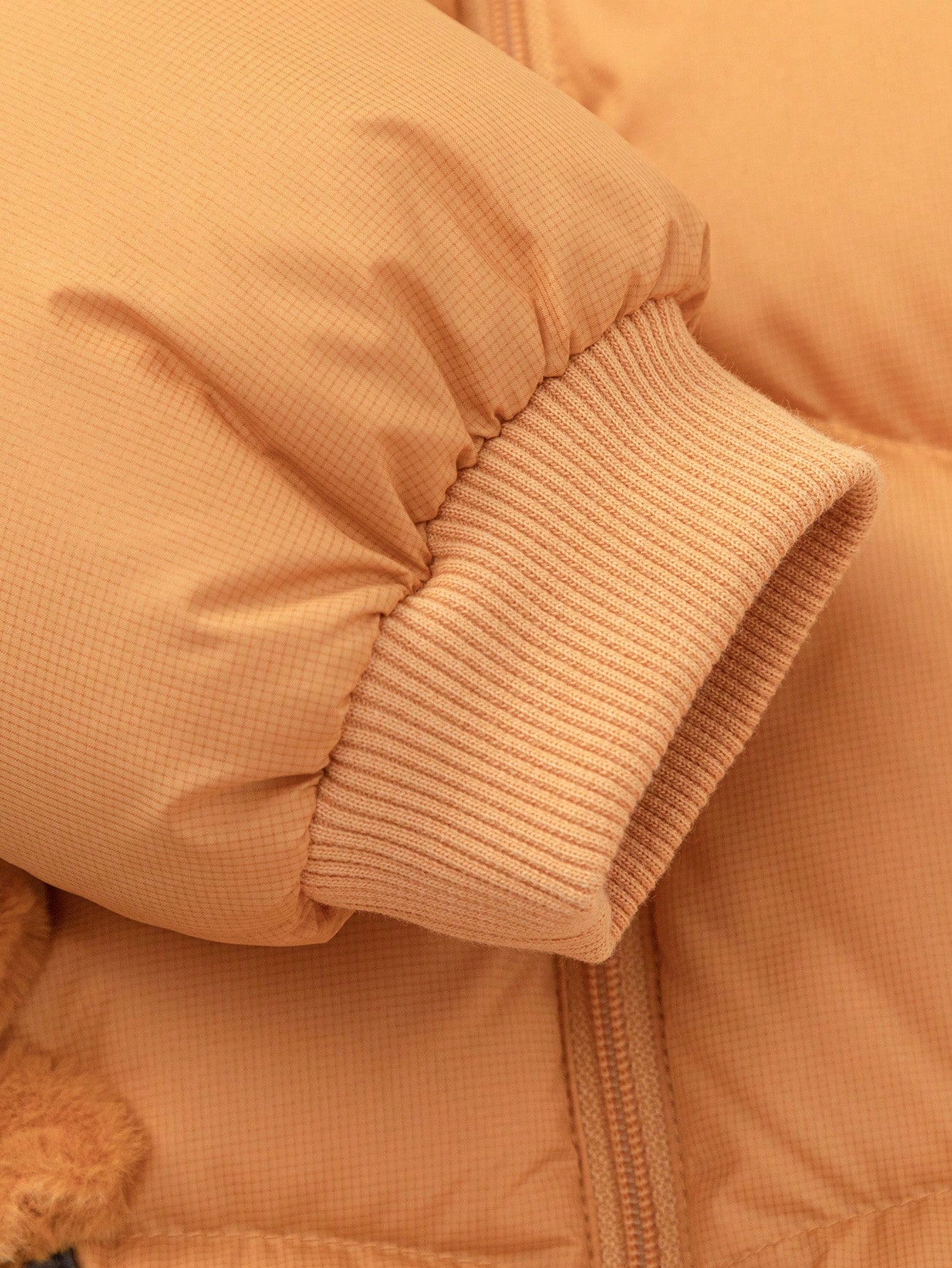 Tiefes Khaki
