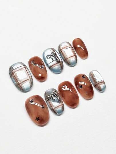 10 pièces/set de stickers à ongles blancs, marrons et avec un nœud argenté, de haute qualité et faits à la main. Nouveaux ongles courts et élégants, convenant pour les fêtes, les danses et le port quotidien, réutilisables. 4 tailles au choix, adaptés aux filles/femmes, aux performances sur scène, aux festivals, aux fêtes, aux mariages, au port quotidien et aux cadeaux préférés.