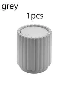 创意迷你向日葵桌面垃圾桶，带盖弹簧式垃圾桶，小型带盖垃圾桶，办公垃圾桶，车载垃圾桶，浴室带盖垃圾桶，迷你塑料垃圾桶。这款带盖垃圾桶无需用电，适合存放物品，多种颜色可选。