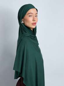 قطعة واحدة من الحجاب الناعم ذو اللون الأساسي الأنيق والكاجوال، بتصميم التربان، مناسب للحياة اليومية والخروجات والتجمعات - أخضر داكن - مشاهدة 5