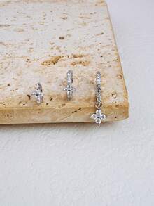 3 piezas Conjunto de pendientes de aro con flor de CZ diminuta apilables para mujeres, pendientes de aro pequeños y delicados para múltiples perforaciones, pendientes de flor de circonita preciosa abrazadera, color plateado, ligeros e hipoalergénicos para cartílago, lóbulo, hélice, joyería para mujeres y niñas