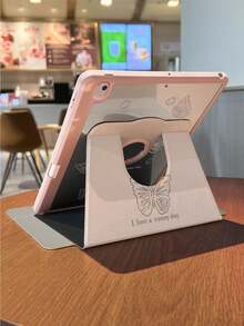 قطعة واحدة، غطاء واقي لجهاز الآيباد مطبوع بتصميم فراشة وردية بسيطة على الوجهين، قشرة صلبة شفافة من الأكريليك مقاومة للانحناء قابلة للطي 3 أوضاع، تصميم سيليكون مقاوم للسقوط في الأركان الأربعة، مع فتحات مخصصة، يدعم وظيفة الإيقاظ/السكون التلقائي، متوافق مع موديلات آيباد 10/9/برو 11 2024/آيباد 11 2025