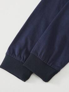 一件长袖纯色男童polo衫，轻便童装，polo领和罗纹袖口设计，简约优雅的学院风，舒适的纯棉面料，适合内搭或外穿，是春秋季儿童必备单品，尺码适合身高115cm-160cm，请根据孩子的身高和胸围选择合适的尺码。 - 藏蓝色 - 查看 7