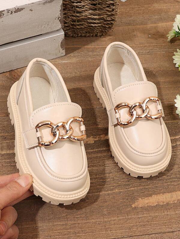 Ein Paar Mädchen Loafer mit Metallknopf Dekoration, einfache und dicke Sohlen, klassischer und vielseitiger Modestil, geeignet für tägliche Reisen, Zusammenkünfte, Urlaubsoutfits, Slip-On Schuhe.