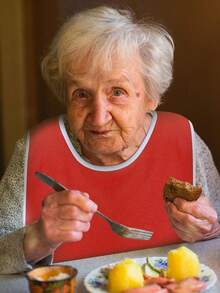 5-farbige einstellbare Erwachsenen-Lätzchen, wasserdichter Tuch-Essschürze, geeignet für Senioren, Behinderte, Pflegeheime, unisex, waschbar, mit Krümelsammeltasche, großes Erwachsenen-Fütterungslätzchen, wasserdichter 3D-Essbib, Speicheltasche, kein Waschen nötig, Komplettes Zubehör - Verschiedenfarbig - Übersicht 2