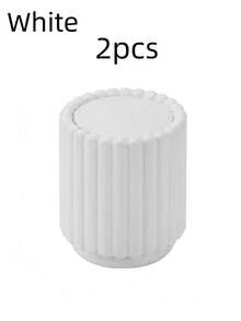 创意迷你向日葵桌面垃圾桶，带盖弹簧式垃圾桶，小型带盖垃圾桶，办公垃圾桶，车载垃圾桶，浴室带盖垃圾桶，迷你塑料垃圾桶。这款带盖垃圾桶无需用电，适合存放物品，多种颜色可选。