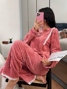 两件套女士睡衣套装，圆领长袖宽松上衣和松紧腰长裤，适合居家休闲、秋冬季穿着。 - 藕粉色 - 查看 1