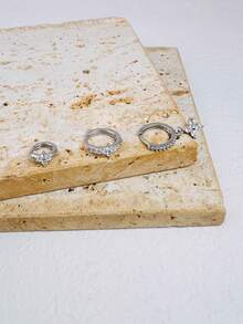 3 piezas Conjunto de pendientes de aro con flor de CZ diminuta apilables para mujeres, pendientes de aro pequeños y delicados para múltiples perforaciones, pendientes de flor de circonita preciosa abrazadera, color plateado, ligeros e hipoalergénicos para cartílago, lóbulo, hélice, joyería para mujeres y niñas