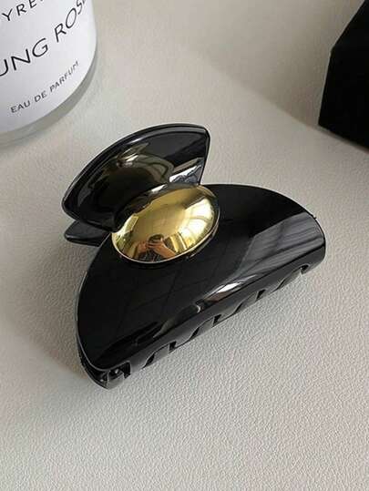 Exquisite Black And Gold Minimalist Stylish Ingot Hair Claw, Elegant And Fashionable Shark Hair Claw, Rear Oval Hair Claw, Half-Up Hair Claw. High-End Gold Hair Accessories For Autumn And Winter, Suitable For Various Occasions Such As Parties, Banquets, Weddings, Daily Wear, Gatherings, And Music Festivals. Lightweight Half-Up Queen Hair Accessory. Can Also Be Given As A Delicate Gift To Girls. Elegant Hair Clips Fashion Claw Clips Winter Hair Cluth