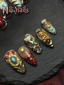 10 pezzi Set di unghie fatte a mano, con unghie a mandorla rosse e effetto occhio di gatto con french tip, texture punk rock 3D decorativa per primavera ed estate, con luna, stelle e linee metalliche asimmetriche, adatte per l'uso quotidiano e per attirare l'attenzione, ideali per Capodanno, feste ed eventi. Comprende 1 mini lima per unghie e 1 etichetta adesiva doppia faccia