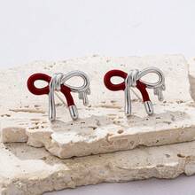 1 par de pendientes de mariposa elegantes de contraste plateado y rojo