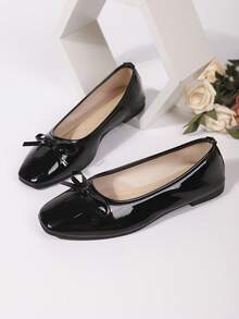 The Latest Girl's Flat Round-Toe Bow Shoes In Fashionable And Comfortable Slip-On Shoes. They Are Suitable For College, School, Casual Wear, Parties And Dances. These Shoes Feature A Multi-Color Design And A Flat Sole.