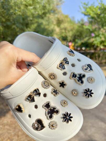 18pcs Easily Installed Detachable DIY Decorations (Black Bow Teddy, Heart Rose, Heart, Bow, Flower), Suitable For Garden Shoes, Clogs, Sandals And Slippers, Beach Bags, All Seasons, Perfect Gift