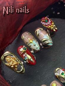 10 pezzi Set di unghie fatte a mano, con unghie a mandorla rosse e effetto occhio di gatto con french tip, texture punk rock 3D decorativa per primavera ed estate, con luna, stelle e linee metalliche asimmetriche, adatte per l'uso quotidiano e per attirare l'attenzione, ideali per Capodanno, feste ed eventi. Comprende 1 mini lima per unghie e 1 etichetta adesiva doppia faccia