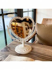 Este espelho de maquiagem em formato de coração possui um espelho de dupla face com estilo vintage e um suporte giratório. É perfeito para maquiagem, para meninas, mulheres, festas de beleza e spas. Este adorável espelho de princesa em formato de coração é ideal para colocar em uma mesa. Este espelho de mesa giratório de dupla face com suporte é uma excelente opção para decorar o quarto de uma menina e também um ótimo presente para familiares e amigos no Halloween e no Natal.