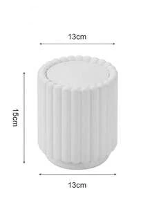 创意迷你向日葵桌面垃圾桶，带盖弹簧式垃圾桶，小型带盖垃圾桶，办公垃圾桶，车载垃圾桶，浴室带盖垃圾桶，迷你塑料垃圾桶。这款带盖垃圾桶无需用电，适合存放物品，多种颜色可选。