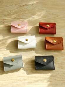 1个迷你便携多功能皮革首饰收纳袋，尺寸6厘米 x 5厘米，小巧精致，适合收纳迷你耳环、项链和戒指。也可作为首饰收纳包、化妆包、旅行配件、返校用品和宿舍收纳包使用。