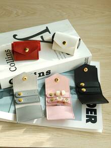 1个迷你便携多功能皮革首饰收纳袋，尺寸6厘米 x 5厘米，小巧精致，适合收纳迷你耳环、项链和戒指。也可作为首饰收纳包、化妆包、旅行配件、返校用品和宿舍收纳包使用。