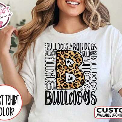 Camiseta con la tipografía de la mascota del equipo Bulldogs - Camiseta de orgullo escolar para profesores, estudiantes y padres - Animadoras, fútbol americano, béisbol220 gCamiseta de algodón puro de alta densidad de . Experimenta una suavidad increíble que te acompañará todo el día. Confeccionada con algodón puro de alta densidad de 220 g, esta camiseta ofrece una sensación suave y estructurada para todo, desde el trayecto diario al trabajo y las sesiones de gimnasio hasta las relajantes vacaciones. Su diseño atemporal la convierte en la sorpresa perfecta para un cumpleaños o para el día a día: un regalo de comodidad inquebrantable y estilo sobrio para tus seres queridos.