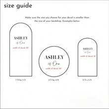 定制生日快乐乙烯基贴纸，派对定制贴纸，适用于气球拱门、镜子或墙壁 – 个性化乙烯基字母贴纸，适用于生日、婚礼、婴儿派对、新娘活动、女孩一周岁生日派对装饰、背景或定制标牌装饰 – 气球拱门标牌